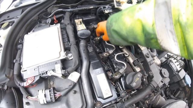 How To Remove Injectors Mercedes C200 / Как снять инжекторы Mercedes C200