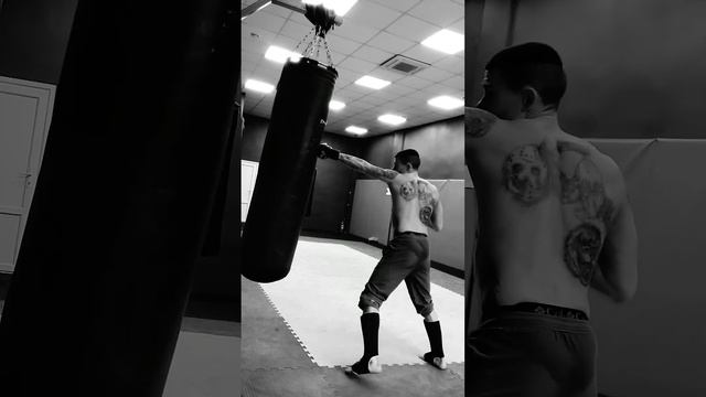 Тренировка на тяжелом мешке.