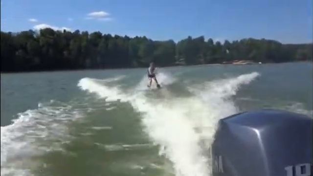 9 лет - время встать на водные лыжи!