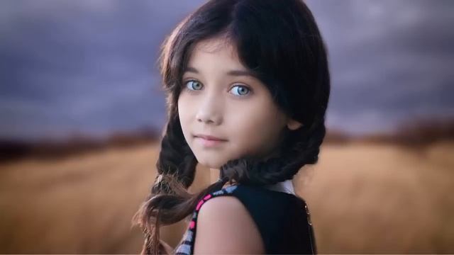 К крыльцу дома бездетной женщины подкинули ребёнка и вся деревня терялась в догадках, кто его…