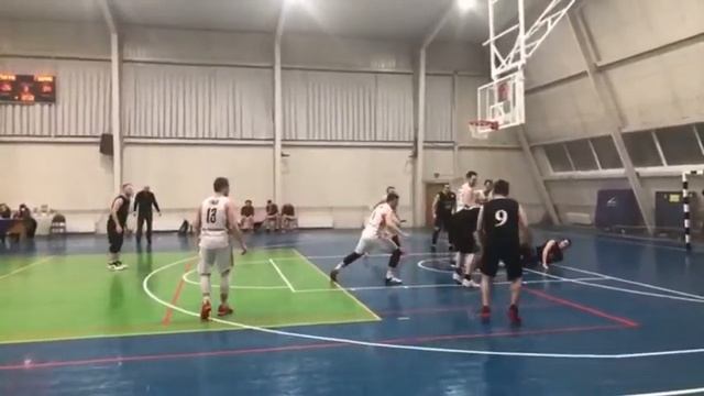 Даниила играет в баскетбол))(никаких видео игр)