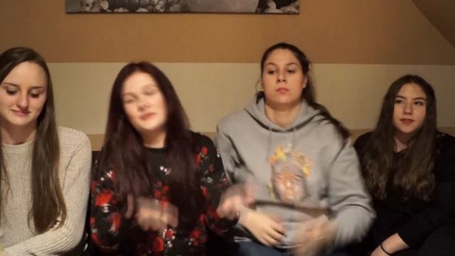 ИНОСТРАНЦЫ ПРОБУЮТ РУССКУЮ ЕДУ\\ШПРОТЫ,ПРЯНИКИ,ХАЛВА..