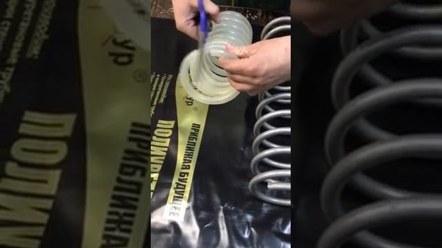 Одевание изолятора на пружину