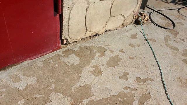 Зачищаем бетон корчеткой