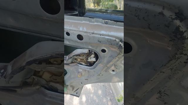 Ремонт дверей: снятие обшивки и замена ручек