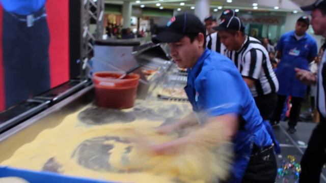 Fastest Pizza Maker Colombia 2017.  Domino's Pizza.