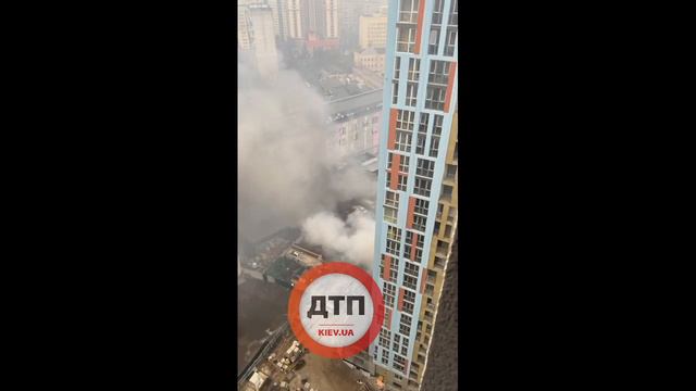 Утро начинается не с кофе #Киев. #Пожар. Горят хоз помещения #Мегамаркет #Сурикова 3 а. Пожарные на
