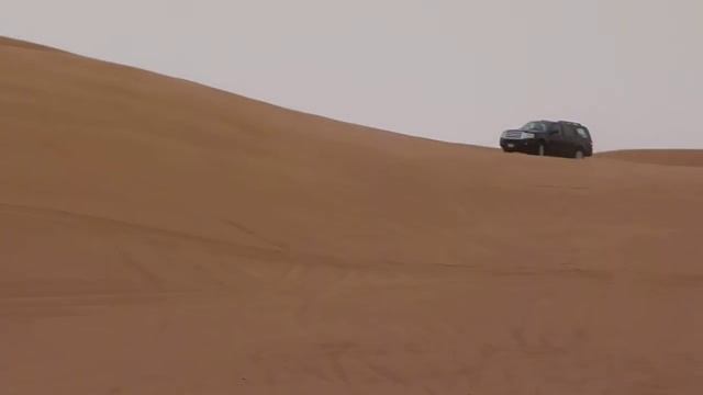 Ford Expedition 2013 climbs a sand hill