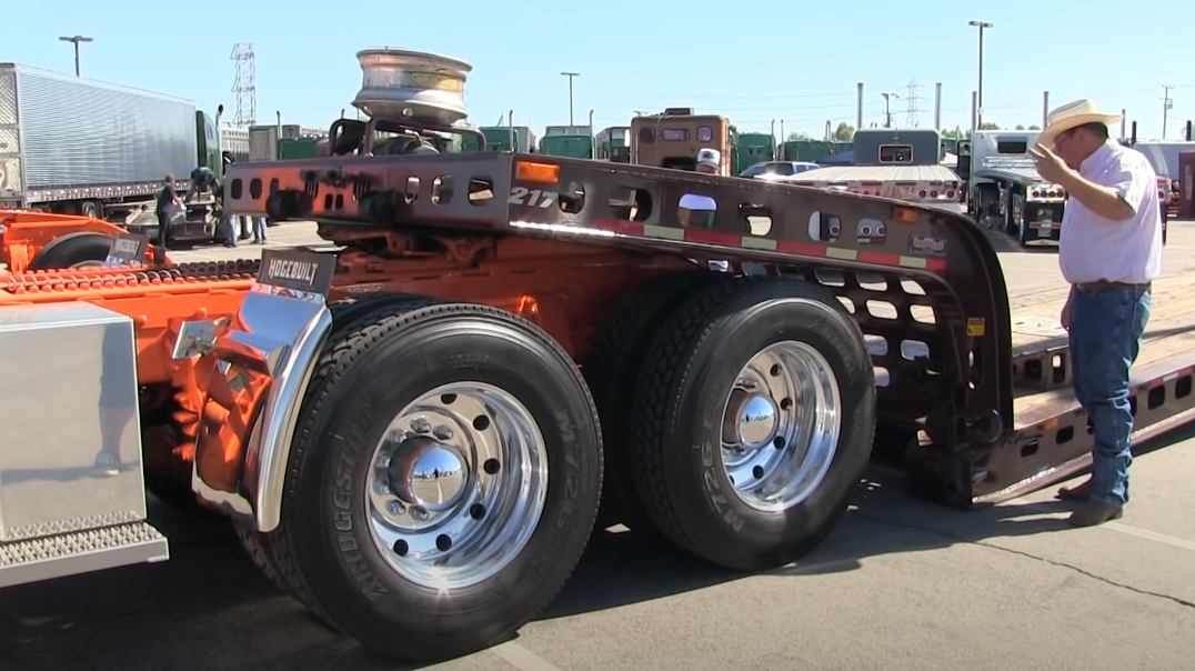 Интересная процедура погрузки тягача Peterbilt 350 1953 года выпуска на низкорамный трал