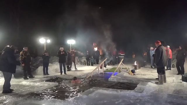19 01 2016 Белые Столбы Крещенские купания на Глубоком