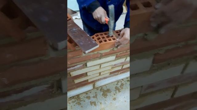 Пытается сделать кладку