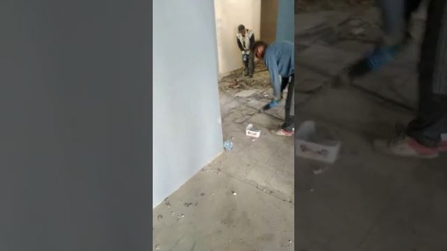 Выполнение работ по  демонтажу бетонных полов с помощью воздушного компрессора и отбойных молотков.