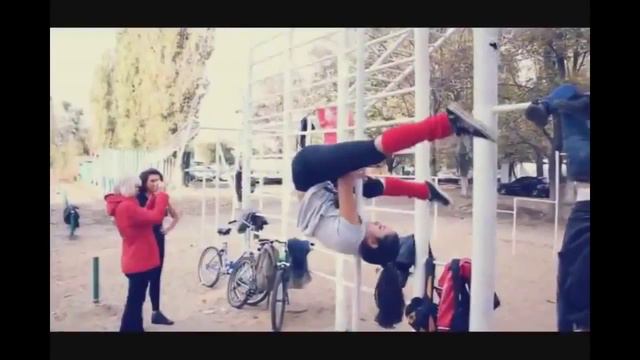 Девушки на турниках