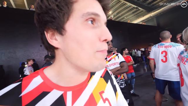 Paluten Spielt Fußball.