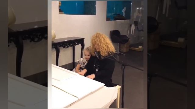 Алла пугачёва куда уходит детство