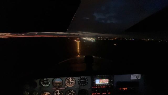 Ночная посадка и взлет (конвейер) в аэропорту Риги на Cessna 172 | Night Touch & Go In Riga Airport
