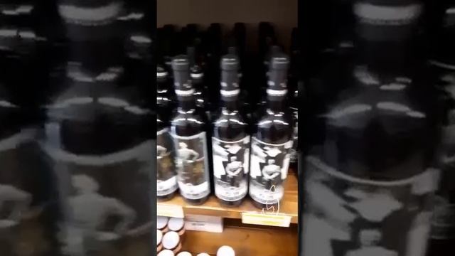 Ничего необычного, просто изображение «Гитлера» на бутылках вина в Италии