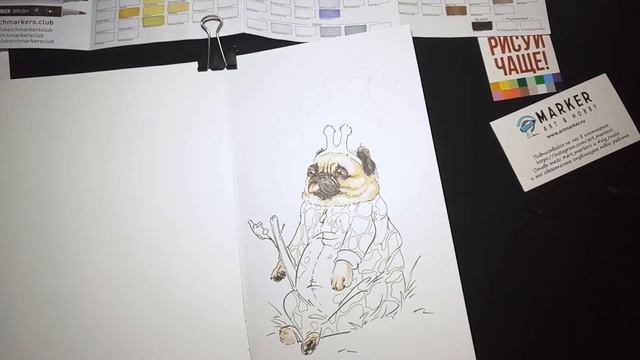 Милая собачка в костюме жирафа, маркерами