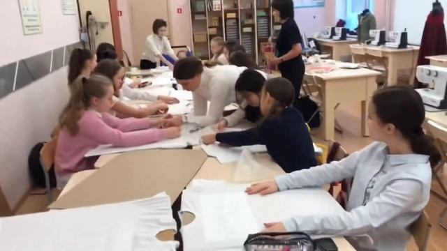 Мастер-класс по росписи футболок в 5 Б классе ☀️