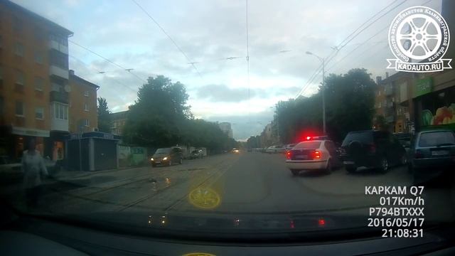 Пешеход с собачкой на Багратиона в Калининграде. 17.05.16