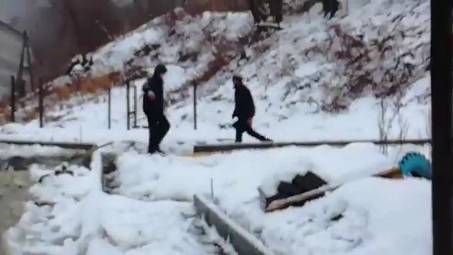 В Синегорске укладывают бетон в снег