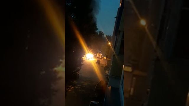 Улица пр.Мира 190, горит Toyota FJ Cruiser.