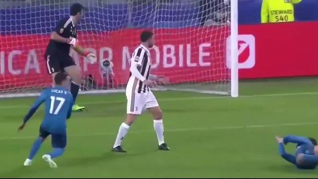 Удар Роналдо через себя в матче Ювентусом