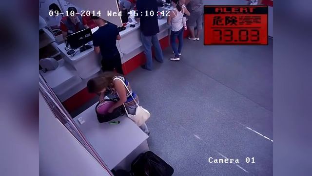 Девушка клептоманка украла канцелярский нож!
