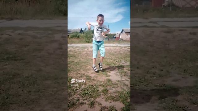 Амир танцует