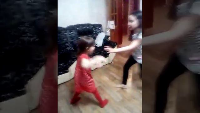 Сестра дастаёт свою сестру