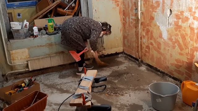 Подметаю пол. Грунтую из лейки. Много болтовни)))