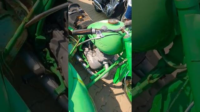 Увидел в Европе выставку старых байков.Наш ИЖ представляет Россию, Урала не нашел. #иж #урал