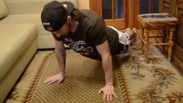 Как накачать руки в домашних условиях без дополнительного веса | для новичков