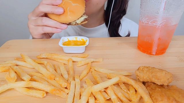 ASMR マクドナルド新商品白いトリチを食べる音【日本語字幕】【咀嚼音/ Mukbang/ 먹방/ Eating Sounds】