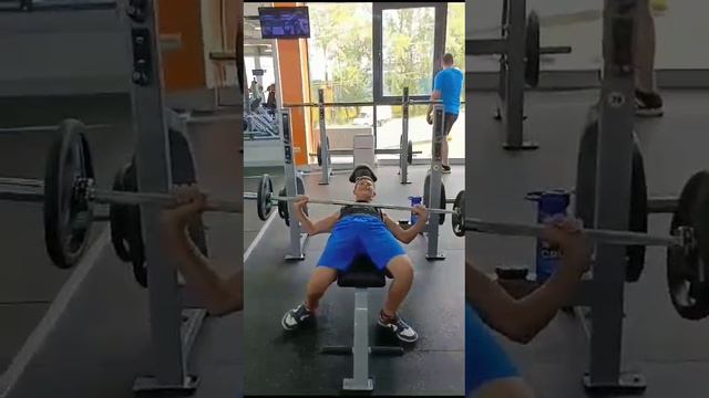 Лучший бро всегда поделится чупа-чупсом