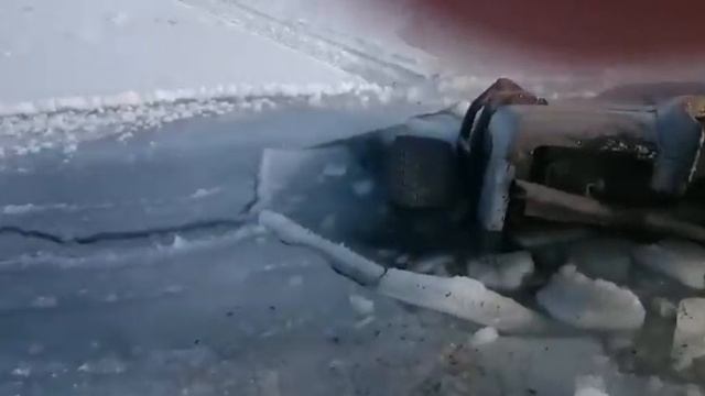 Рыбаки-любители утопили Toyota Surf в магаданской бухте Гертнера