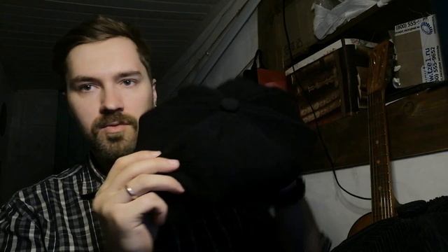 Кепка восьмиклинка одного фасона  но из разных материалов дает разные образы.