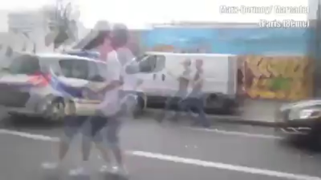 Des Racailles Attaquent Des Policiers A Paris .