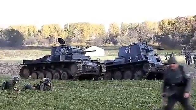 Танковая поддержка наступления моторизированных частей пехоты Вермахта.