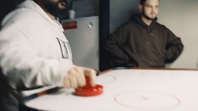 Дельта-робот Nevlabs, играющий в аэрохоккей