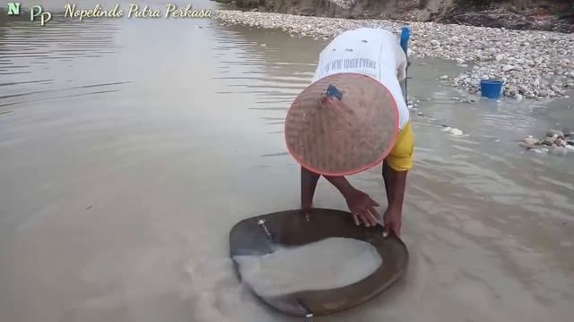 TRADITIONAL ME,,!! SLUICE GOLD MINING NEAR THE DRY RIVER BED FLOOD