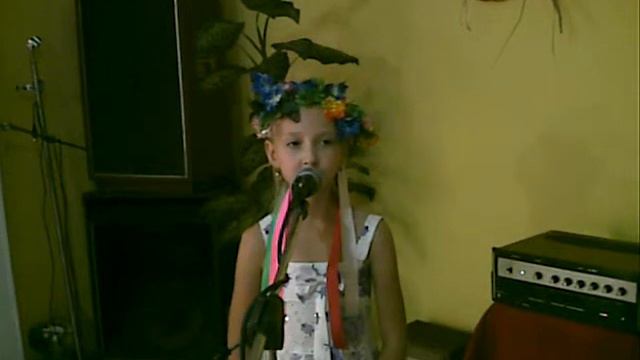 Дитина співае  народну  пісню .