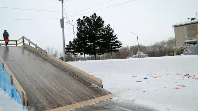 Скатываются с горки на асфальт дети Бердска