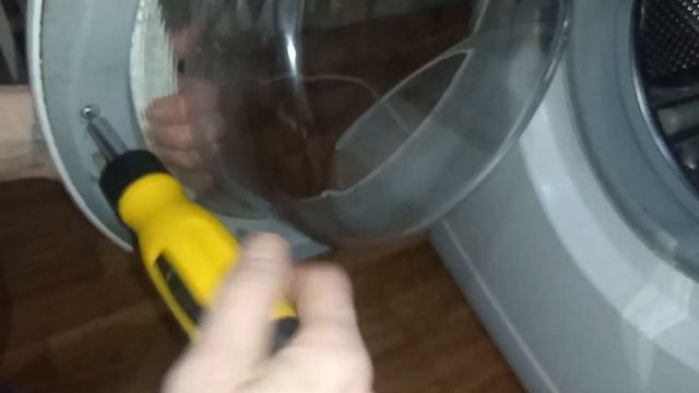 в стиральной машине  не блокируется дверь люка