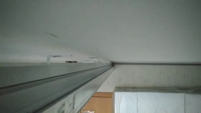 Натяжной потолок с подсветкой на кухне