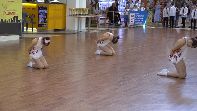 Спортивный русский танец-школьницы