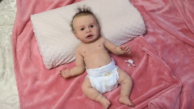 Малышка- полностью силиконовая кукла реборн. Двигается.