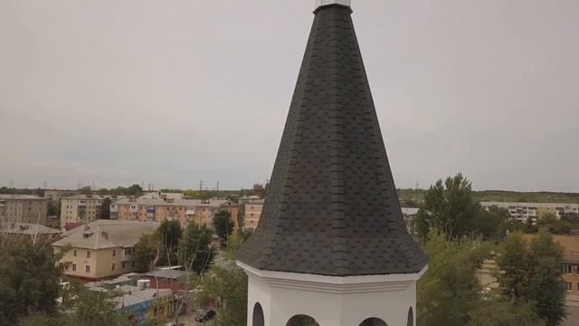 Видео №11 от 21 июня 2019. Покрытие кровли гибкой черепицей и работы по утеплению фасада.