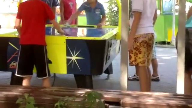 ЦСКа 2002 играют в аэрохоккей смотреть до конца