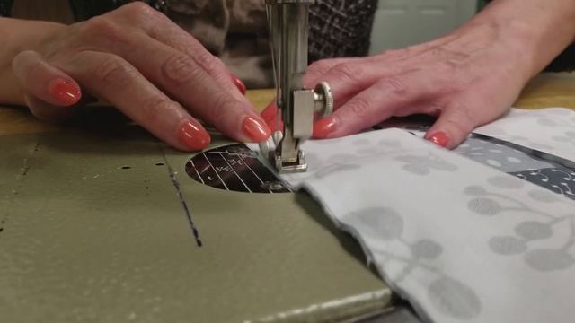 Simple. Modern. Elegant. It's Hip To Be Square Quilt! Free Pattern | New Giveaway :)